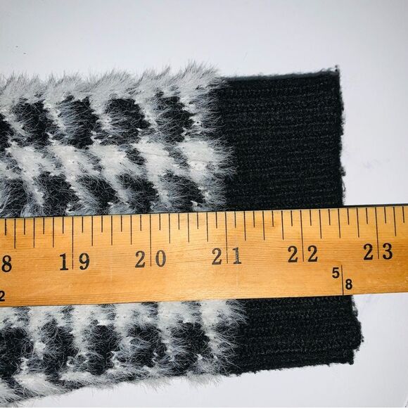 Tahari Black and White Houndstooth Cardigan with Gold Buttons XS to Medium - Picture 7 of 16